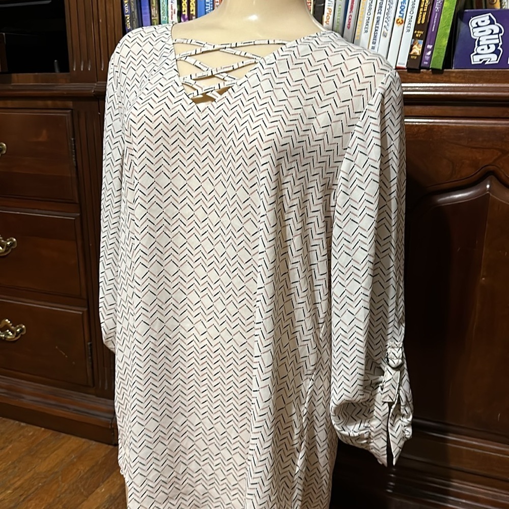 Maurices Women’s Perfect Blouse, Patterned, Roll Tab Sleeves, Large - Picture 2 of 5
